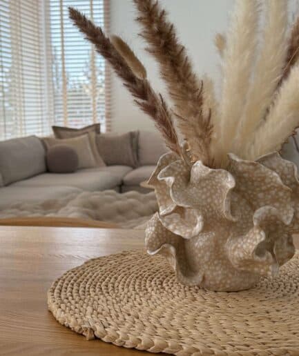 Dekoratyvus vazonas su pampas žolėmis, namų interjero akcentas.