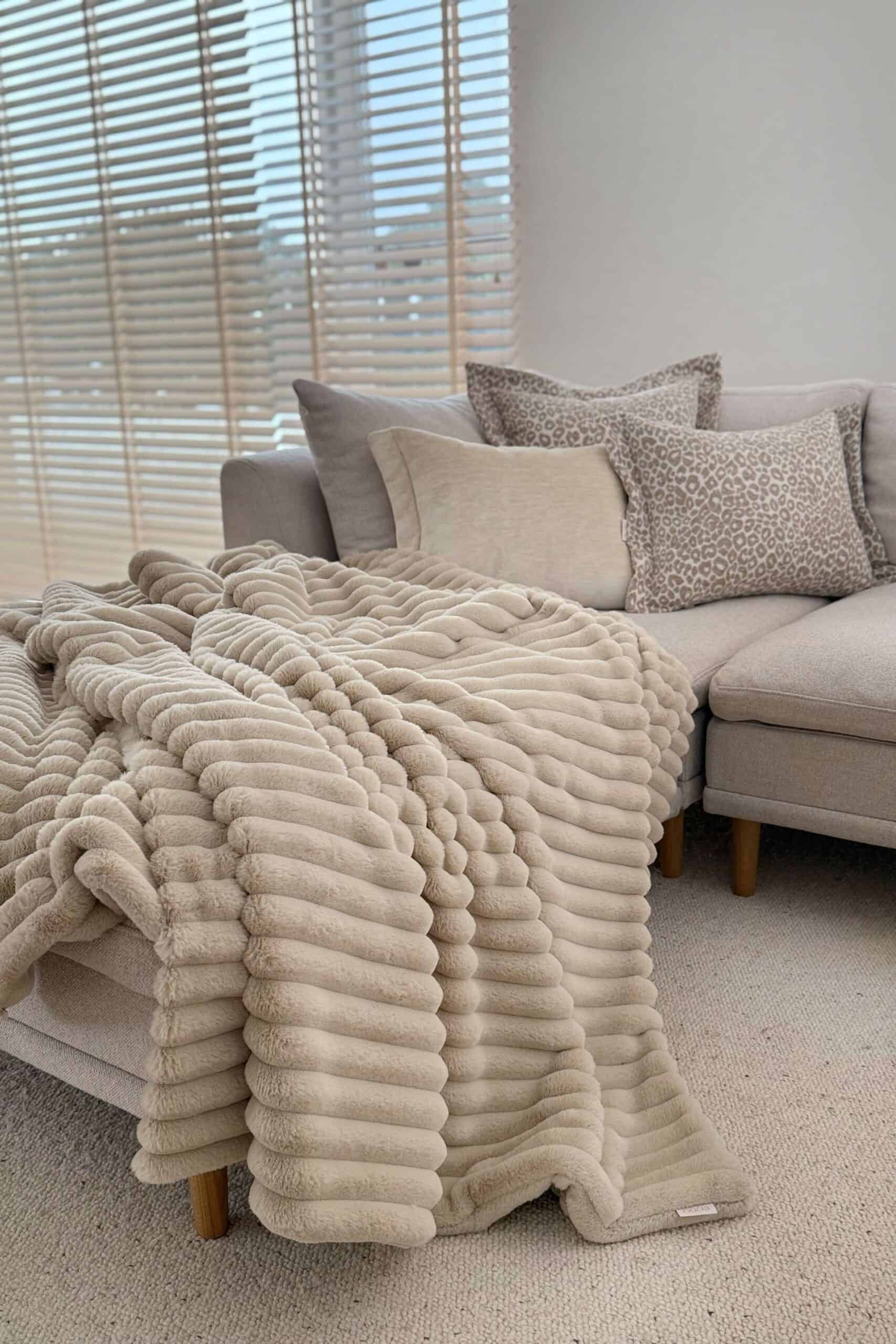 Mellow Loom - Dvipusis dirbtinio kailio pledas Dirbtinio kailio pledas, smėlio spalvos, dvipusis, šiltas ir jaukus.