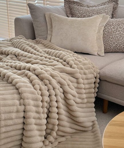 Pledas iš dirbtinio kailio, smėlio spalvos, 150×200 cm, jaukus ir šiltas interjero akcentas.