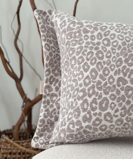 Pagalvėlės su leopardų raštu, minkšta ir stilinga dekoro detalė.