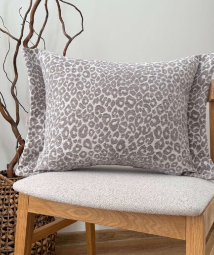Dekoratyvinė pagalvėlė "Wild Loom" pilkas rūkas, 60x40 cm.