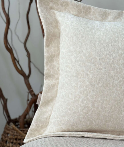 Dekoratyvinė pagalvėlė WILD LOOM, Ecru, 55x55 cm, rankų darbo.