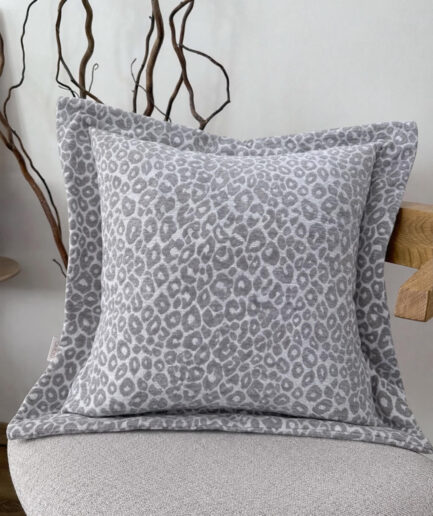 Aukštos kokybės leopardų pagalvėlė, skirta namų interjerui.