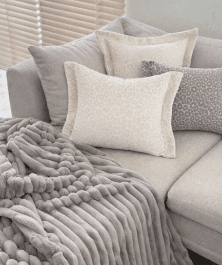 Aukštos kokybės dekoratyvinė pagalvėlė WILD LOOM, Ecru, 60x40 cm.