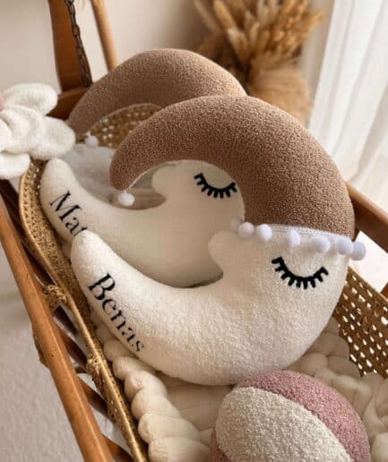 Aukštos kokybės miego pagalvės su mielais mėnulių ir debesų dizainais.