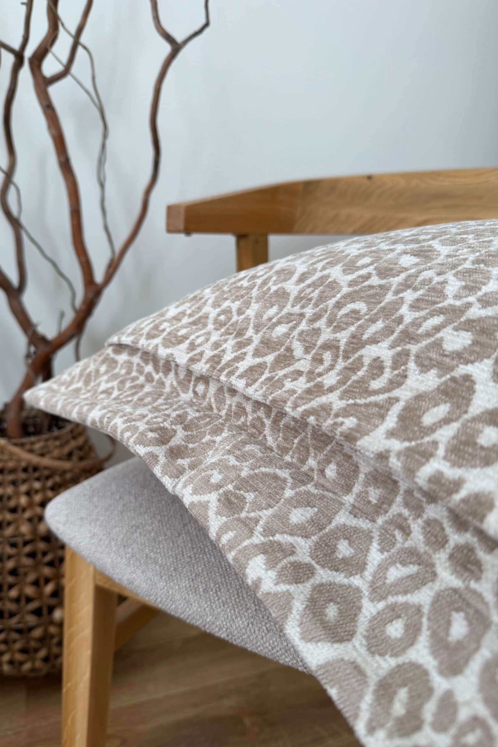 Mellow Loom dekoratyvinis pagalvėlių užvalkalas Aukštos kokybės, rankų darbo pagalvėlės užvalkalas su leopardiniu raštu.