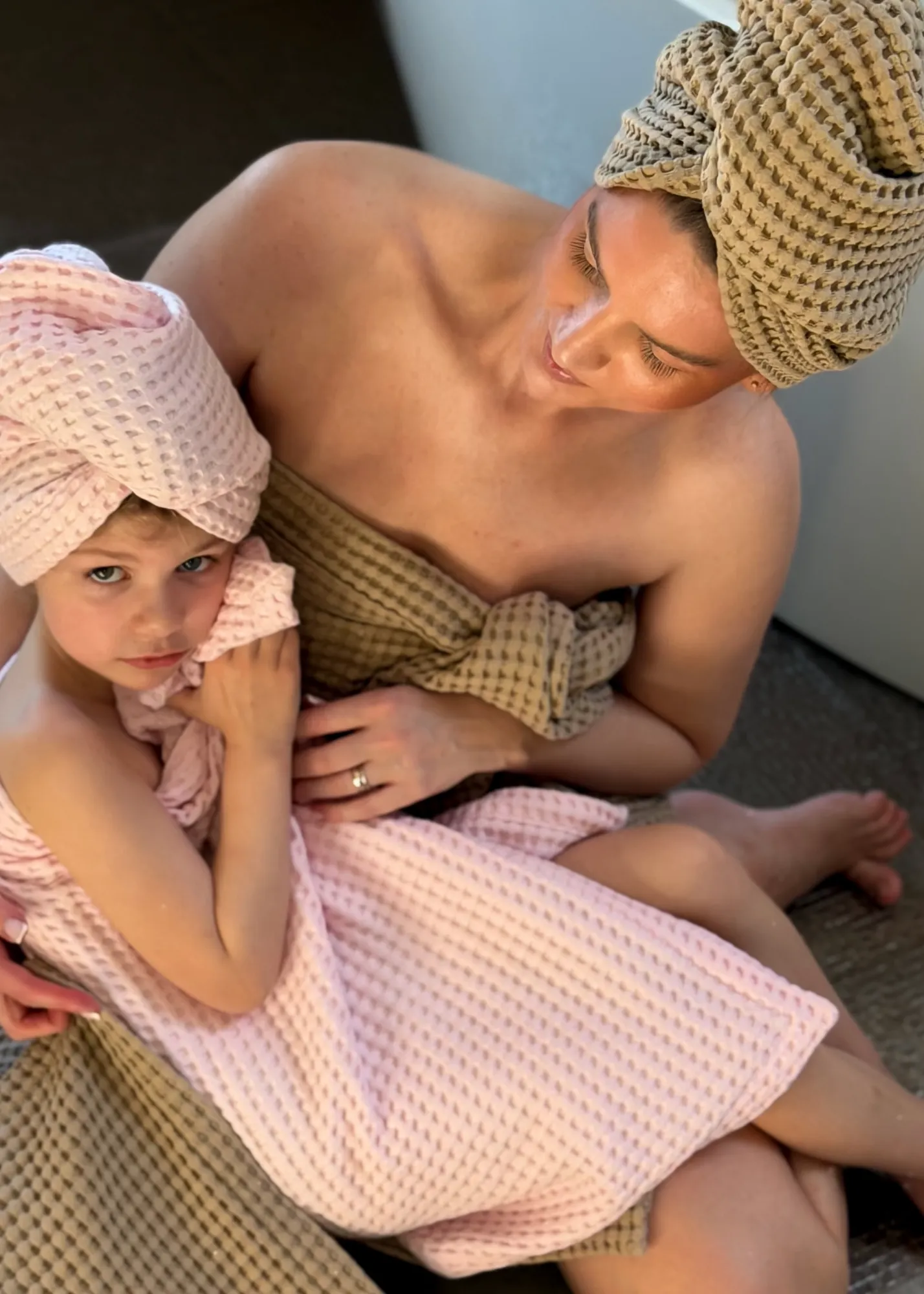 vaflinis rankšluostis kakava ir rožinė su turbanu